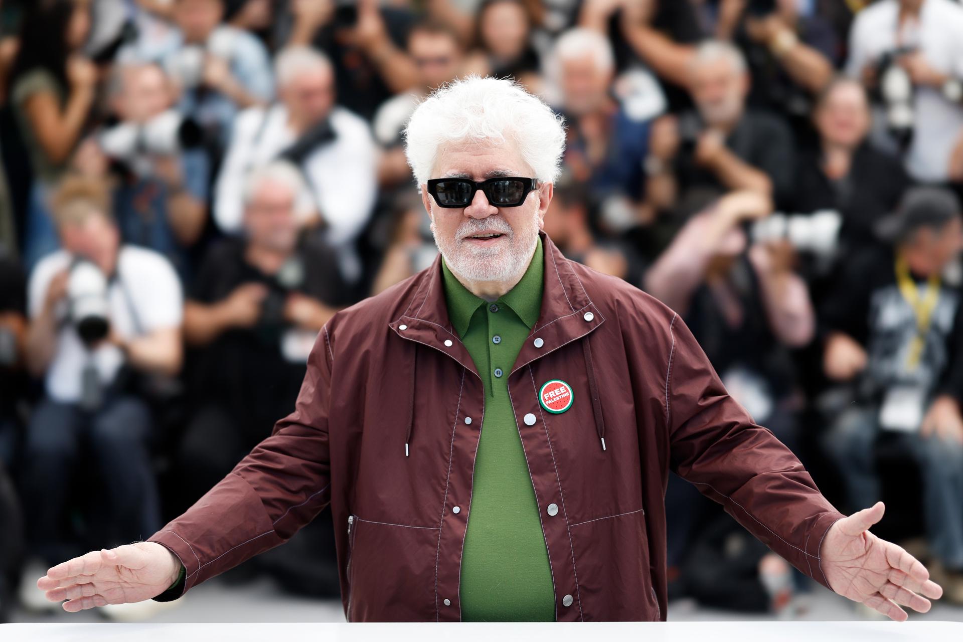 Pedro Almodóvar regresa al mundo literario con el lanzamiento de su primera novela