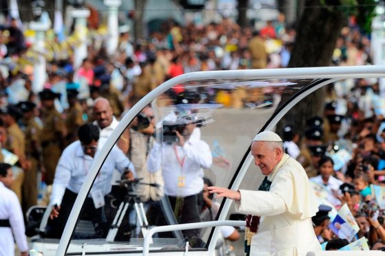 Papa Francisco hace fisioterapia para tratar su cadera