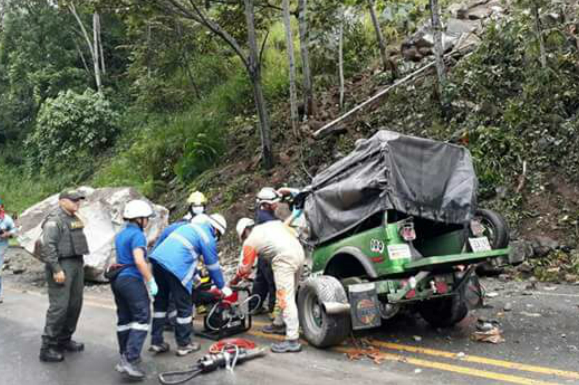 Un muerto por desprendimiento de roca en vía de Caldas