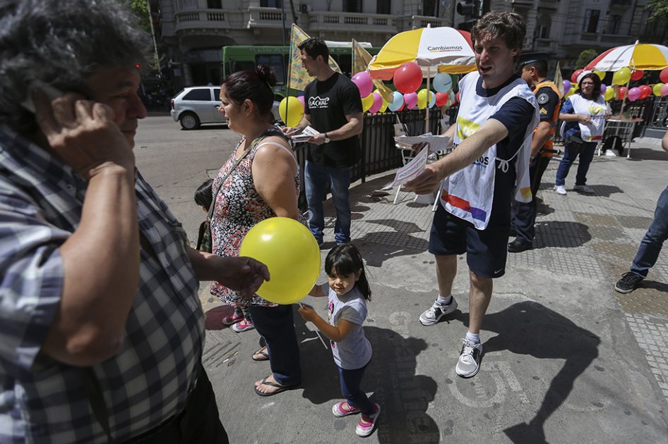 Partidos se juegan la campaña electoral en Argentina «puerta a puerta»