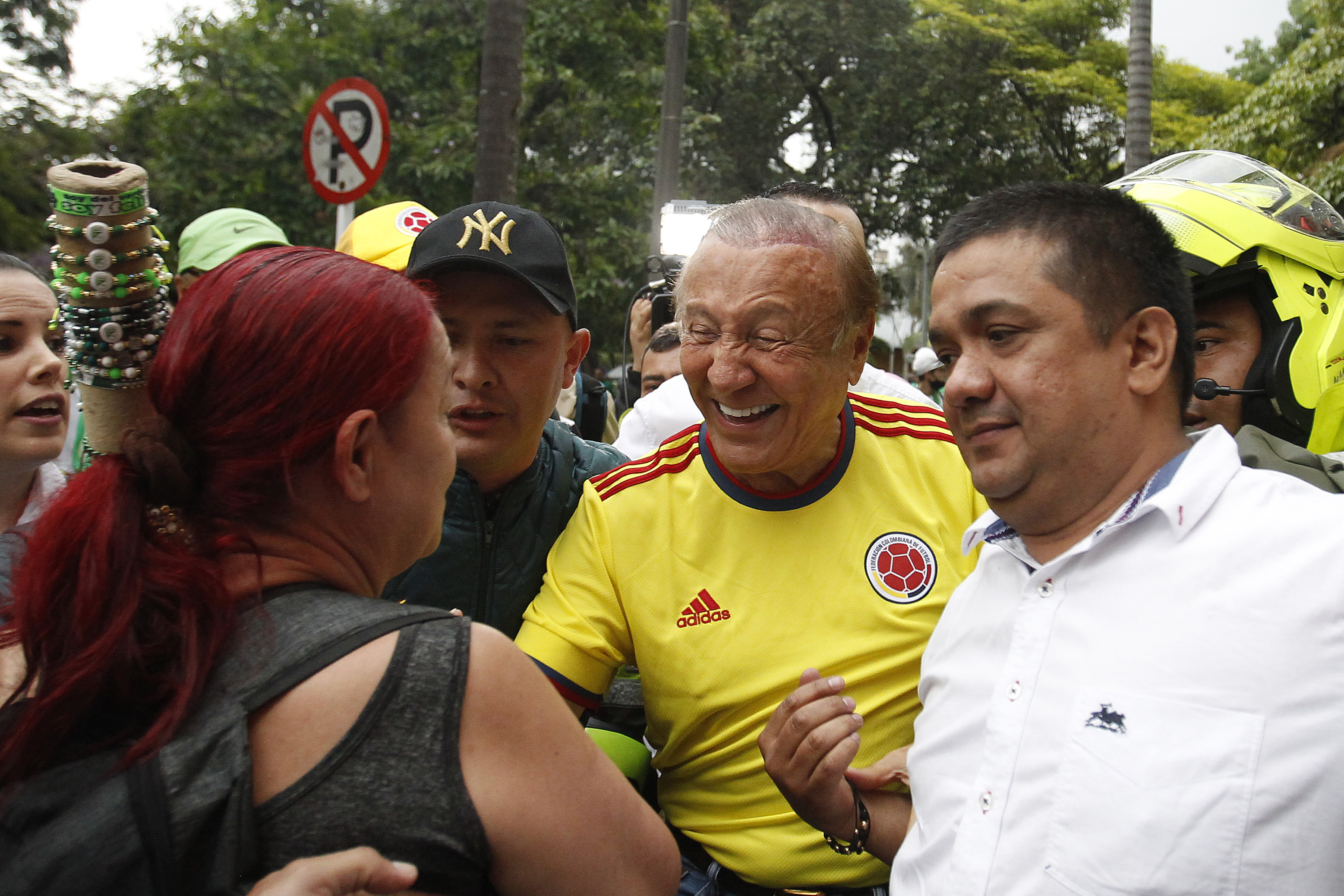 MED102- MEDELLÍN (COLOMBIA), 04/06/2022.-El candidato a la Presidencia de Colombia Rodolfo Hernández (c) llega al estadio Atanasio Girardot para presenciar el partido entre Atlético Nacional y Atlético Bucaramanga por la liga colombiana, hoy en Medellín (Colombia). EFE/Luis Eduardo Noriega A
