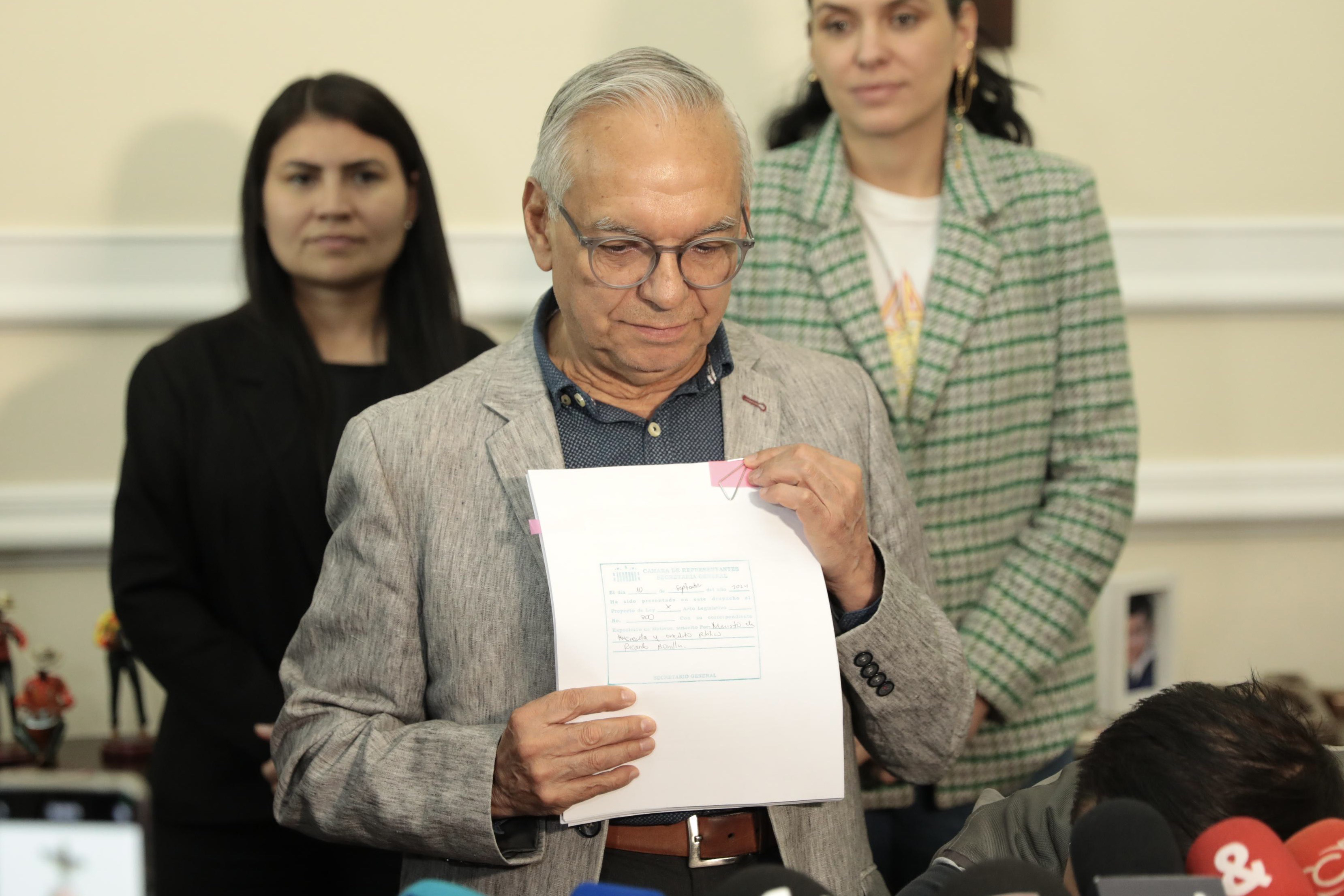 Gobierno Petro y oposición chocan por nueva ley de financiamiento