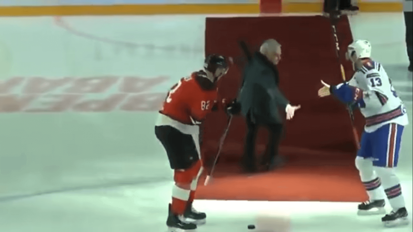 Aparatosa caída de Mourinho al realizar el saque de honor en un partido de Hockey