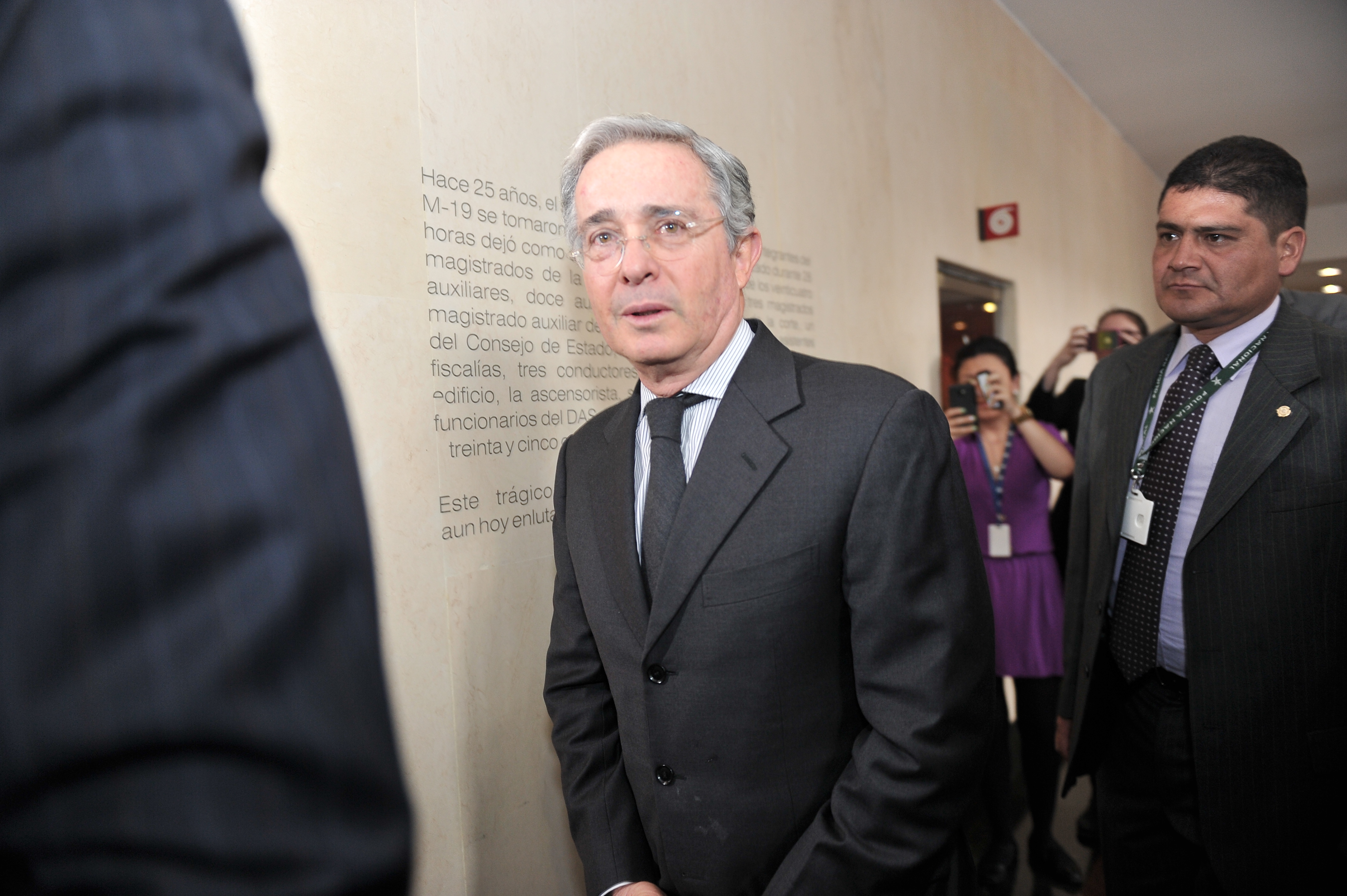 Estas son algunas de las investigaciones que persiguen al expresidente Uribe