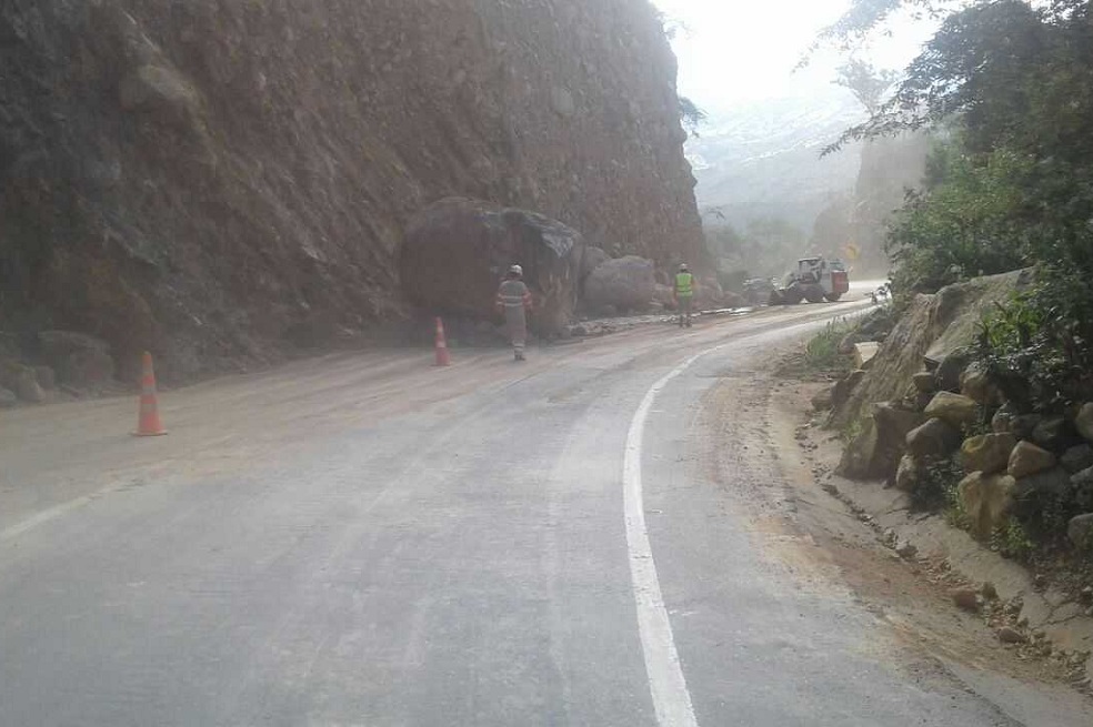 Una piedra de 300 toneladas dificulta el paso normal en la vía Bogotá – Girardot
