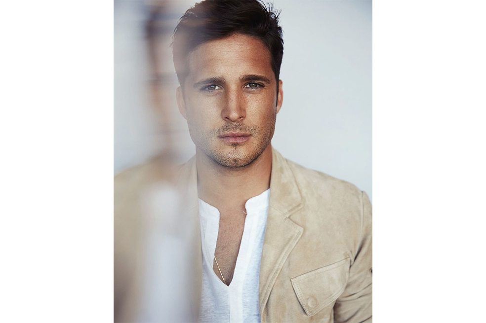Diego Boneta, quien encarna a Luis Miguel, publicó la imagen oficial de la tercera temporada de la serie y desató rumores.