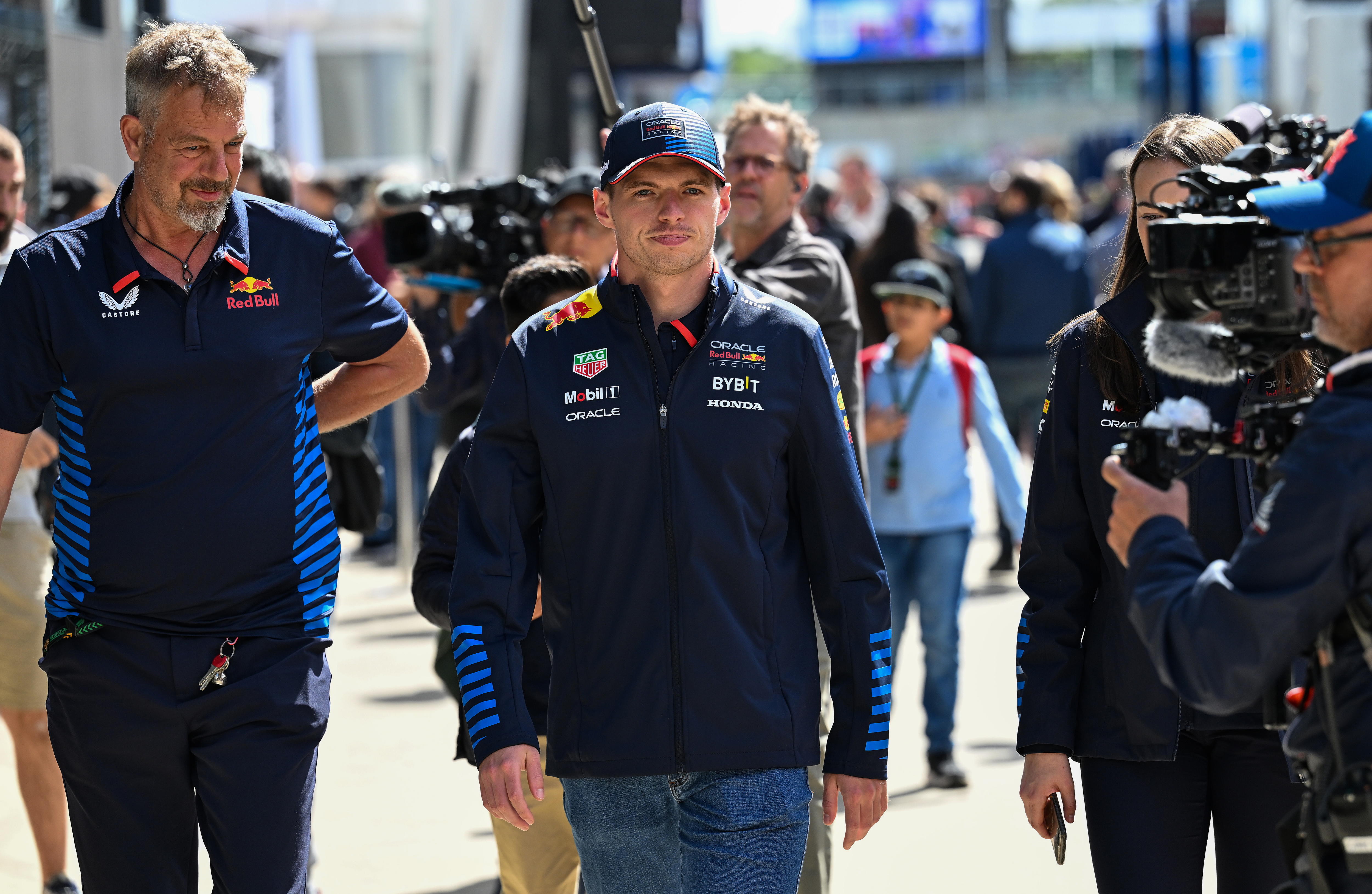 Towcester (United Kingdom), 04/07/2024.- Red Bull Racing driver Max Verstappen of Netherlands makes his way through the paddock at the Silverstone racetrack, in Towcester, Britain, 04 July 2024. The 2024 Formula 1 British Grand Prix is held on the Silverstone Circuit racetrack on 07 July. (Fórmula Uno, Países Bajos; Holanda, Reino Unido) EFE/EPA/PETER POWELL .