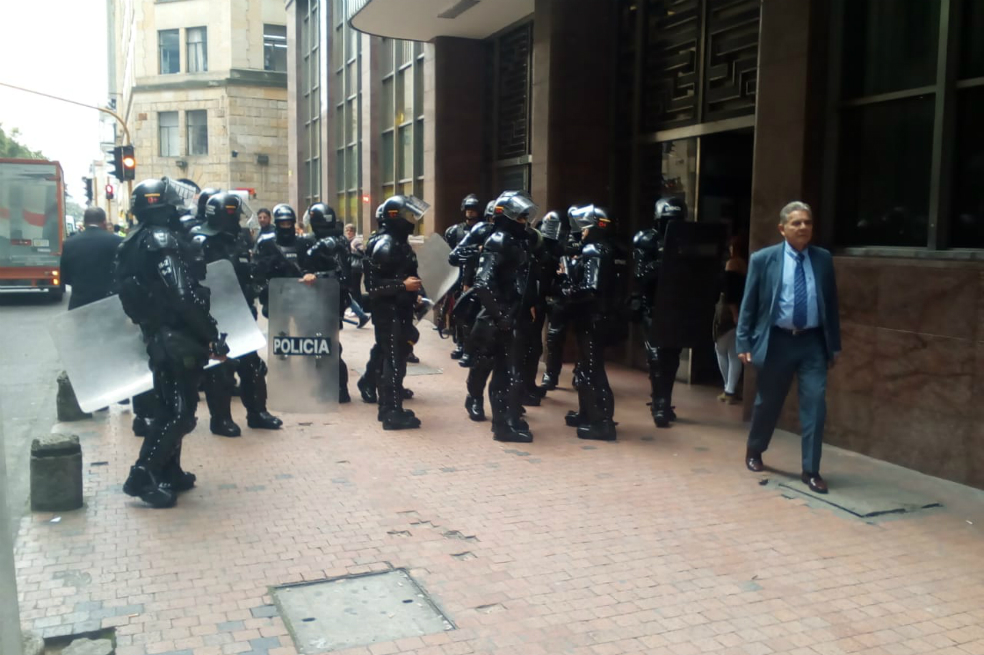 Estudiantes realizan toma pacífica a sede del Ministerio del Interior