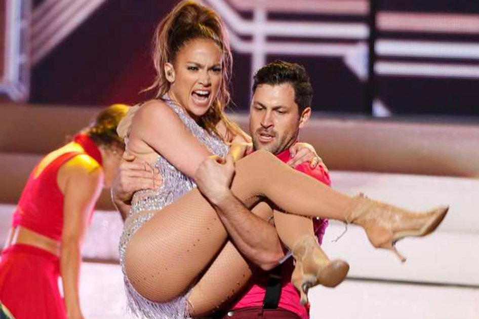  Jennifer Lopez y Maksim Chmerkovskiy en los Premios de la Música Americana 2013.