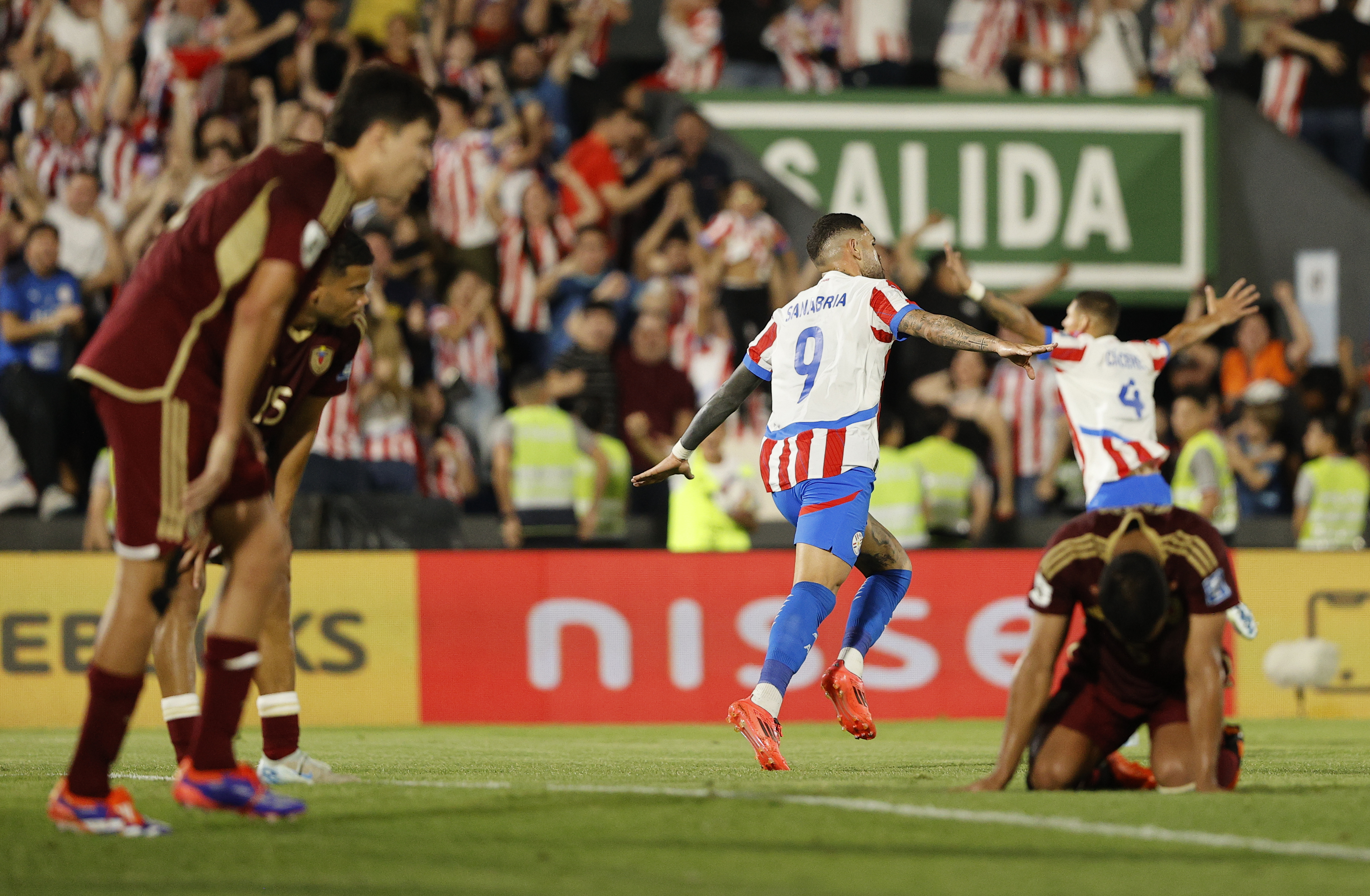 AMDEP8868. ASUNCIÓN (PARAGUAY), 15/10/2024.- Antonio Sanabria (c) de Paraguay celebra su gol este martes, en un partido de las eliminatorias sudamericanas para el Mundial de 2026 en el estadio Defensores del Chaco en Asunción (Paraguay). EFE/ Juan Pablo Pino