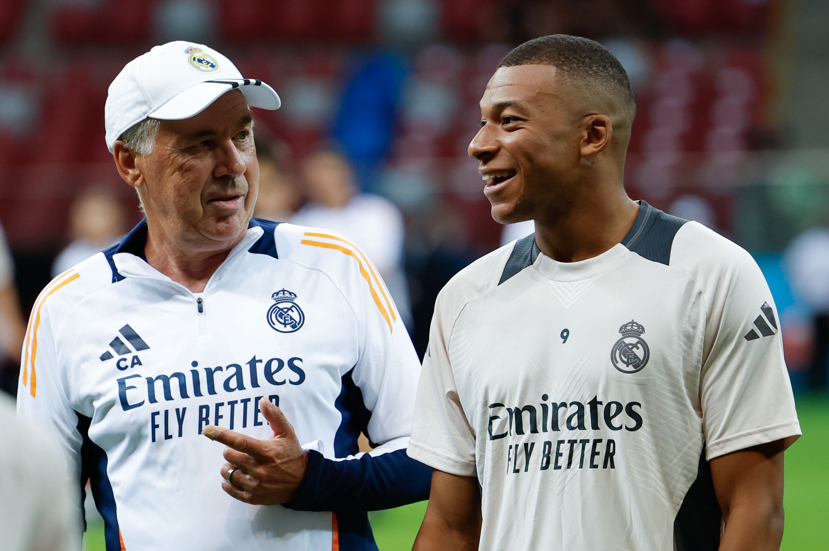-FOTODELDÍA- VARSOVIA , 13/08/2024.- El nuevo delantero del Real Madrid, el francés Kylian Mbappé (d) recibe instrucciones de su entrenador, el italiano Carlo Ancelotti, en el entrenamiento del equipo este martes en Varsovia, en la víspera del partido de la Supercopa de Europa de fútbol que enfrenta a su equipo con el Atalanta. EFE/ Mariscal