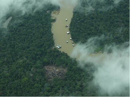 El aumento de la minería ilegal amenaza a un pueblo del Amazonas en aislamiento