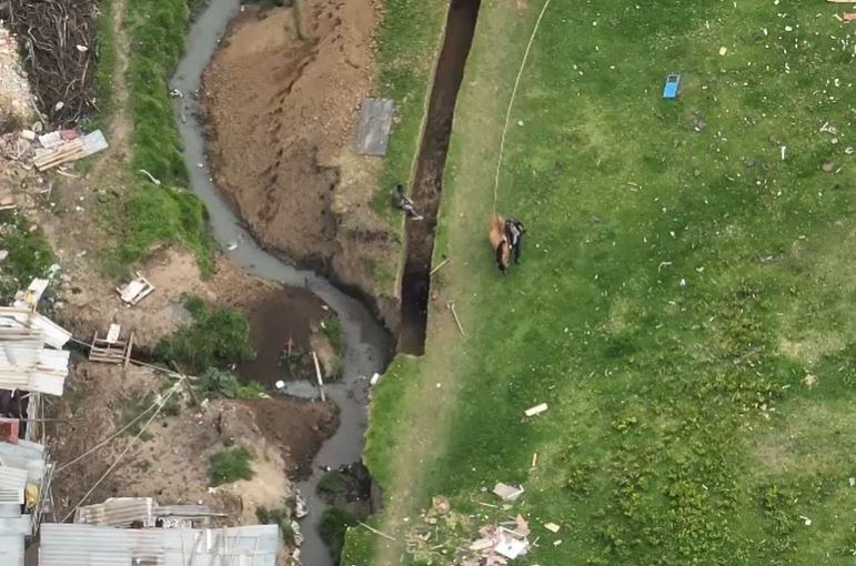 Capturan a hombre por desviar cauce de una importante quebrada en Ciudad Bolívar