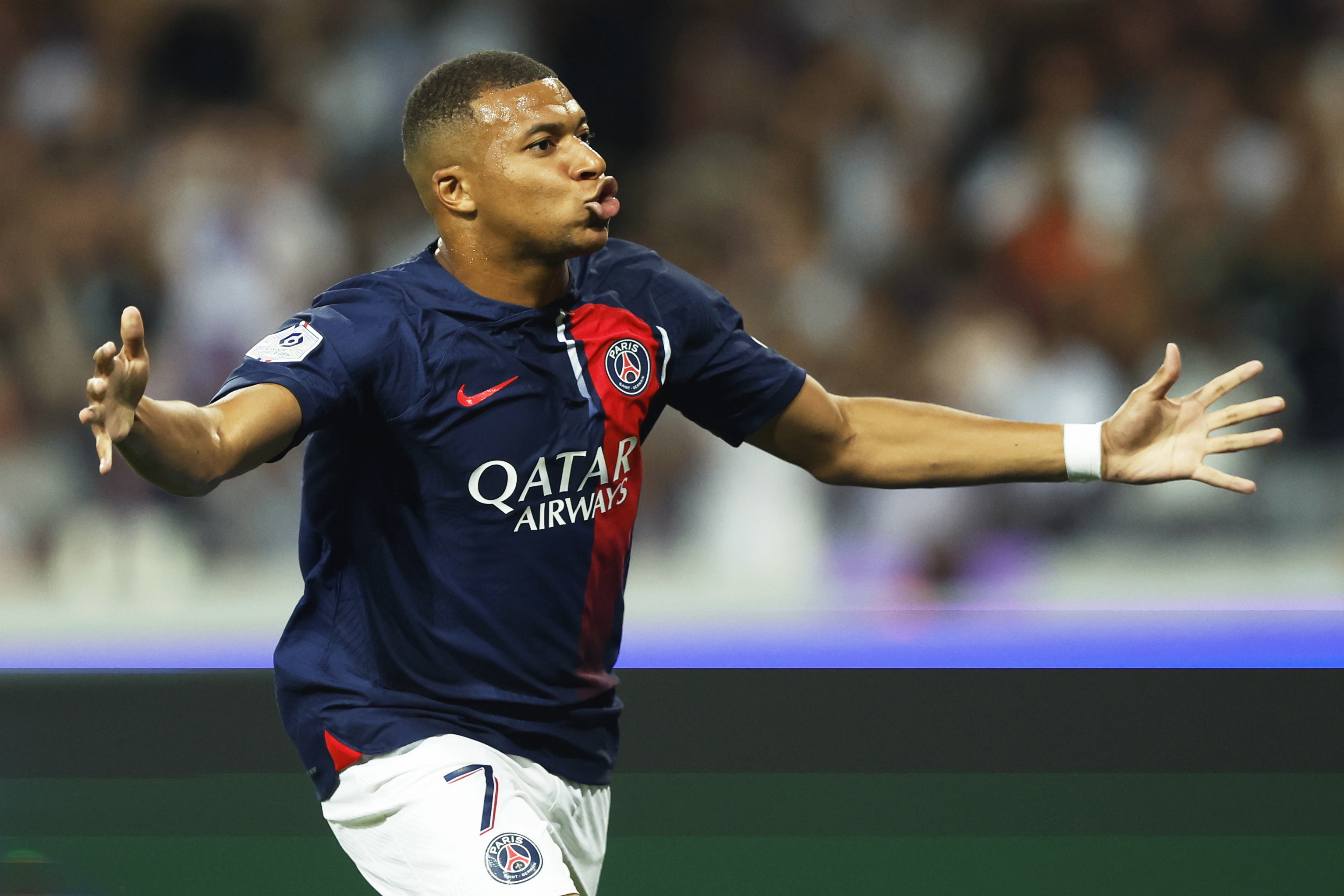 Toulouse (France), 19/08/2023.- Paris Saint Germain's Kylian Mbappe celebrates after scoring a penalty goal during the French Ligue 1 soccer match between Toulouse FC and PSG at the TFC Stadium, in Toulouse, France, 19 August 2023. (Francia) EFE/EPA/GUILLAUME HORCAJUELO