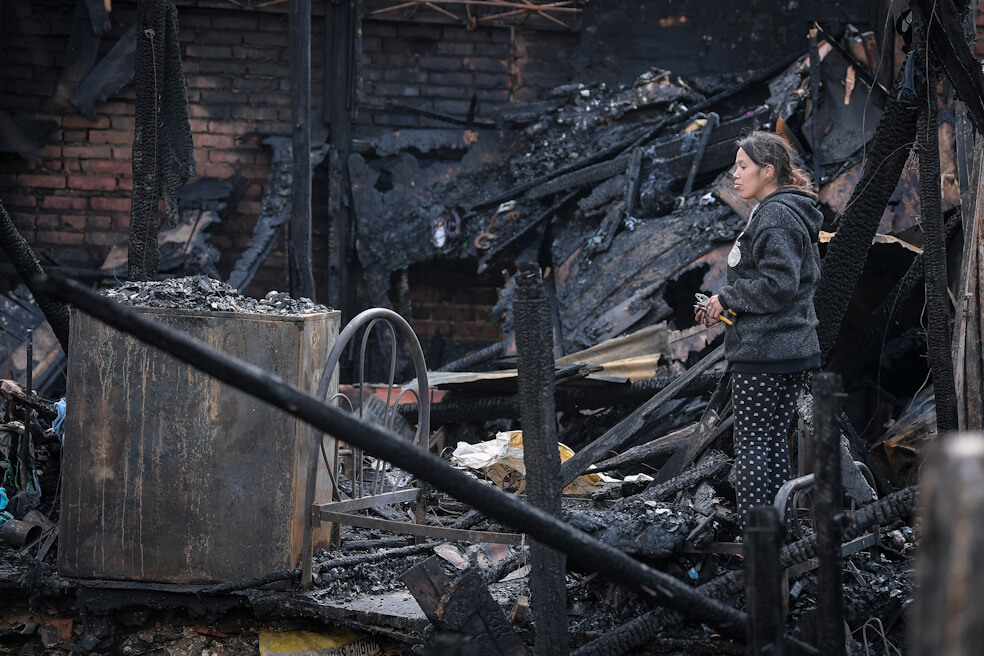 Familias bogotanas afectadas por un incendio buscan levantarse de las cenizas