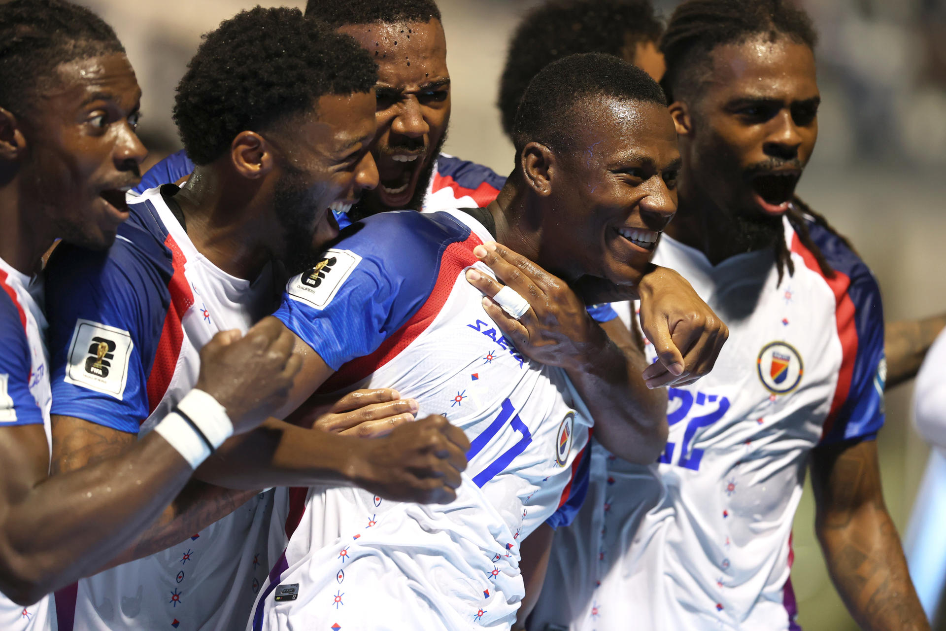 GR4017. MANAGUA (NICARAGUA), 09/10/2025.- Danley Jean Jacques (c) de Haití celebra un gol junto a sus compañeros este jueves, en un partido por las eliminatorias de la Concacaf al Mundial de 2026 entre Nicaragua y Haití en el Estadio Nacional, en Managua (Nicaragua). EFE/ STR
