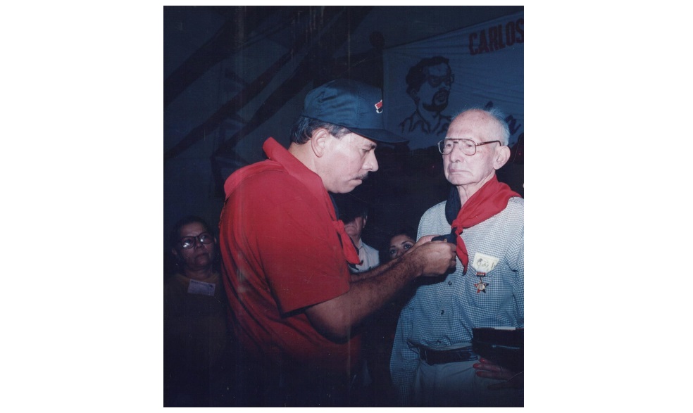 Erasmo Montoya, padre de Marbeli y Abdul, recibió la orden "Carlos Fonseca" del mandatario Daniel Ortega. Foto: Cortesía Marbeli Montoya