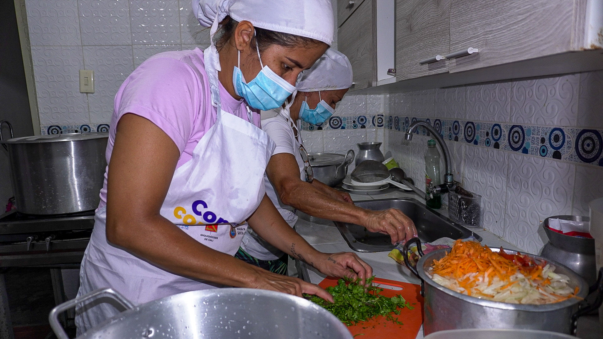 Luz Estrella Olaya, la encargada del comedor comunitario en el barrio Los Lagos, preparó almuerzo tras el atentado para unir a la comunidad.