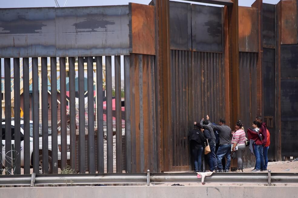 EE.UU. negará la ciudadanía a inmigrantes que se beneficien de ayudas sociales