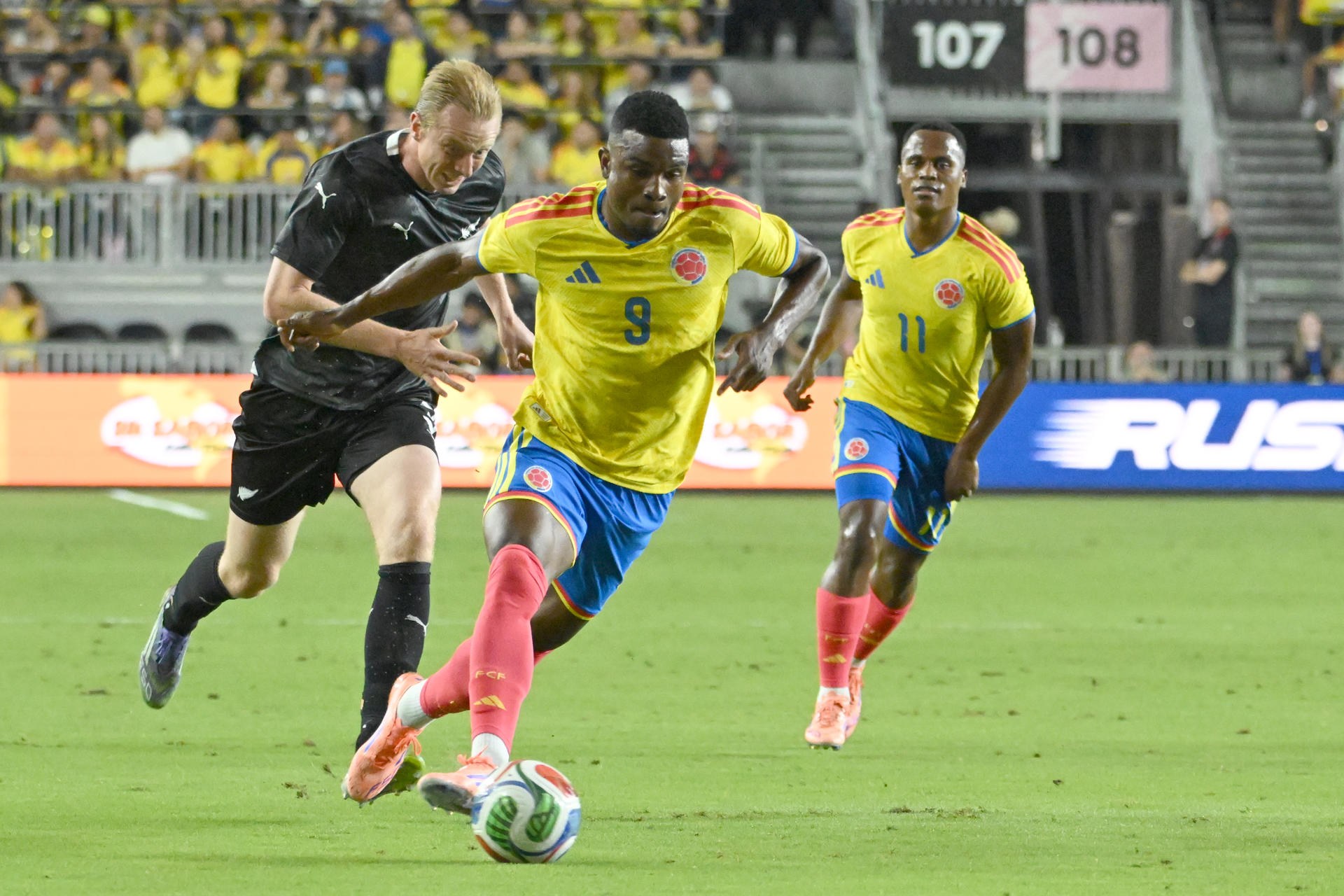 AME9457. FORT LAUDERDALE (ESTADOS UNIDOS), 15/11/2025.- Jhon Córdoba controla el balón este sábado, en un partido amistoso entre las selecciones de Colombia y Nueva Zelanda en el Chase Stadium, en Fort Lauderdale (Estados Unidos). EFE/ Giorgio Viera
