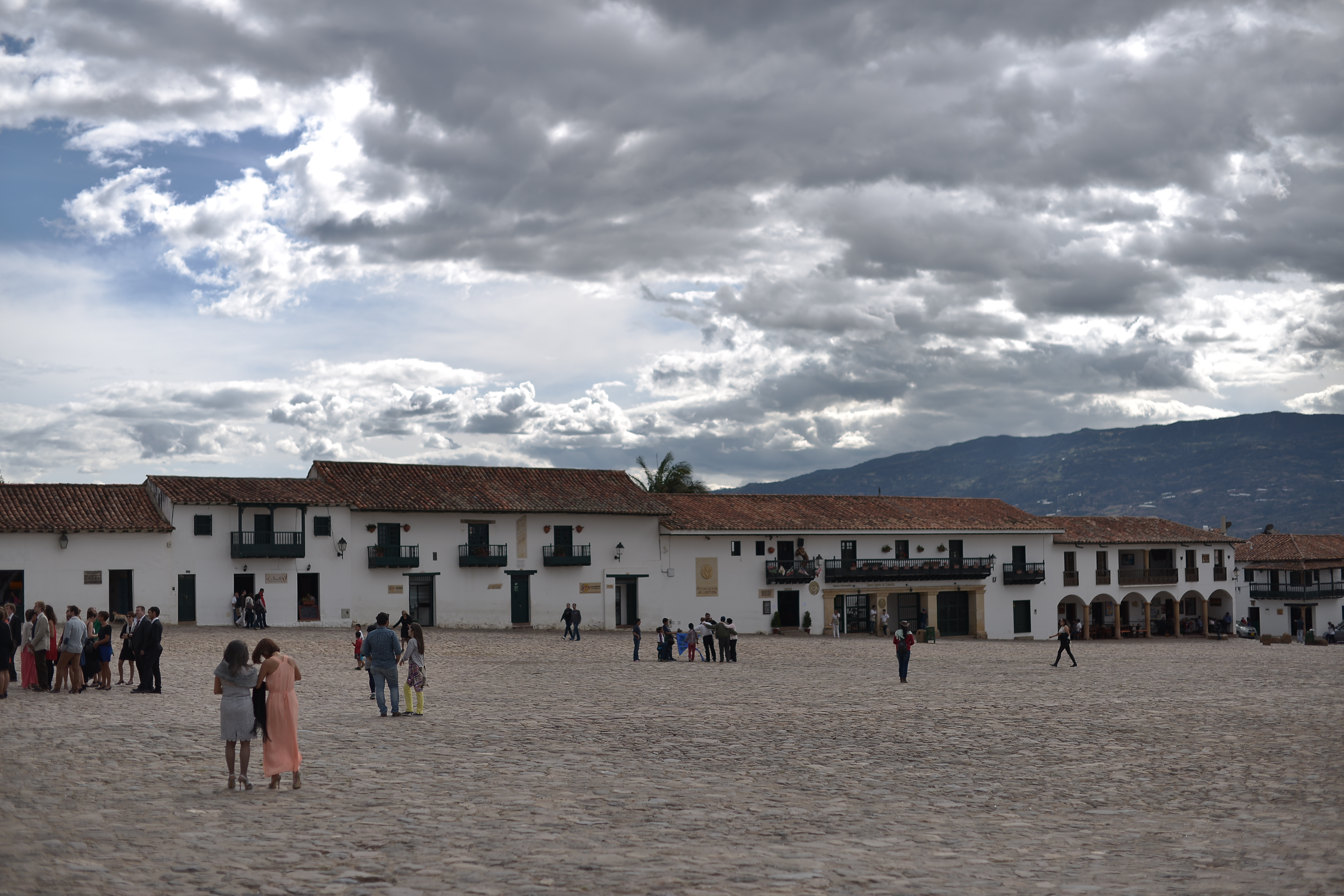 Aspectos de los habitantes y de la Plaza Mayor donde se encuentra la iglesia de Nuestra Señora del Rosario del siglo XVII