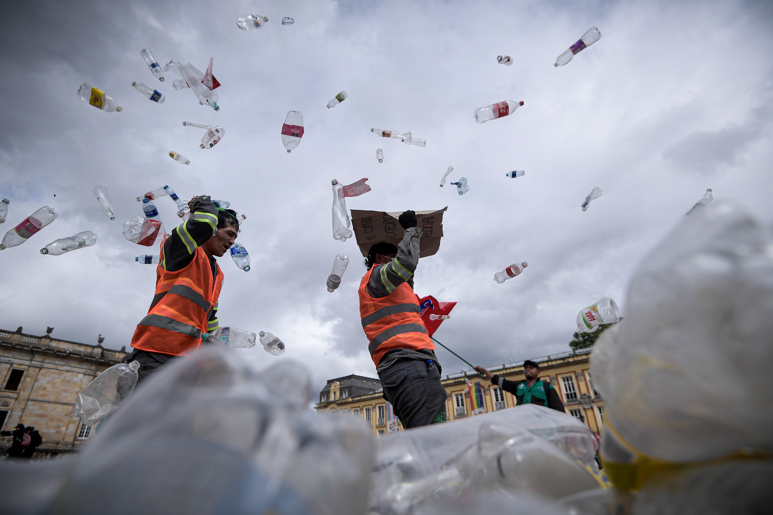 Recicladores inundaron la Plaza de Bolívar en protesta a "pagos injustos" por reciclar este material.