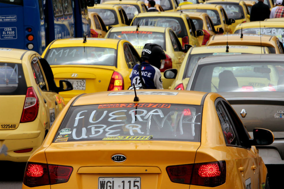 Más de 100 comparendos y cuatro detenidos: así va el paro de taxistas