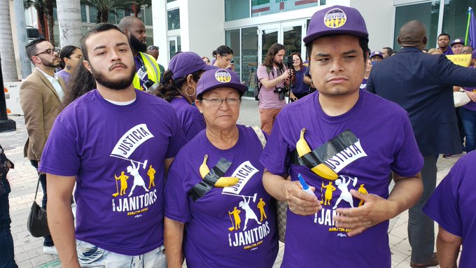 La resignificación del arte: Exigen mejoras salariales con bananos pegados en la ropa