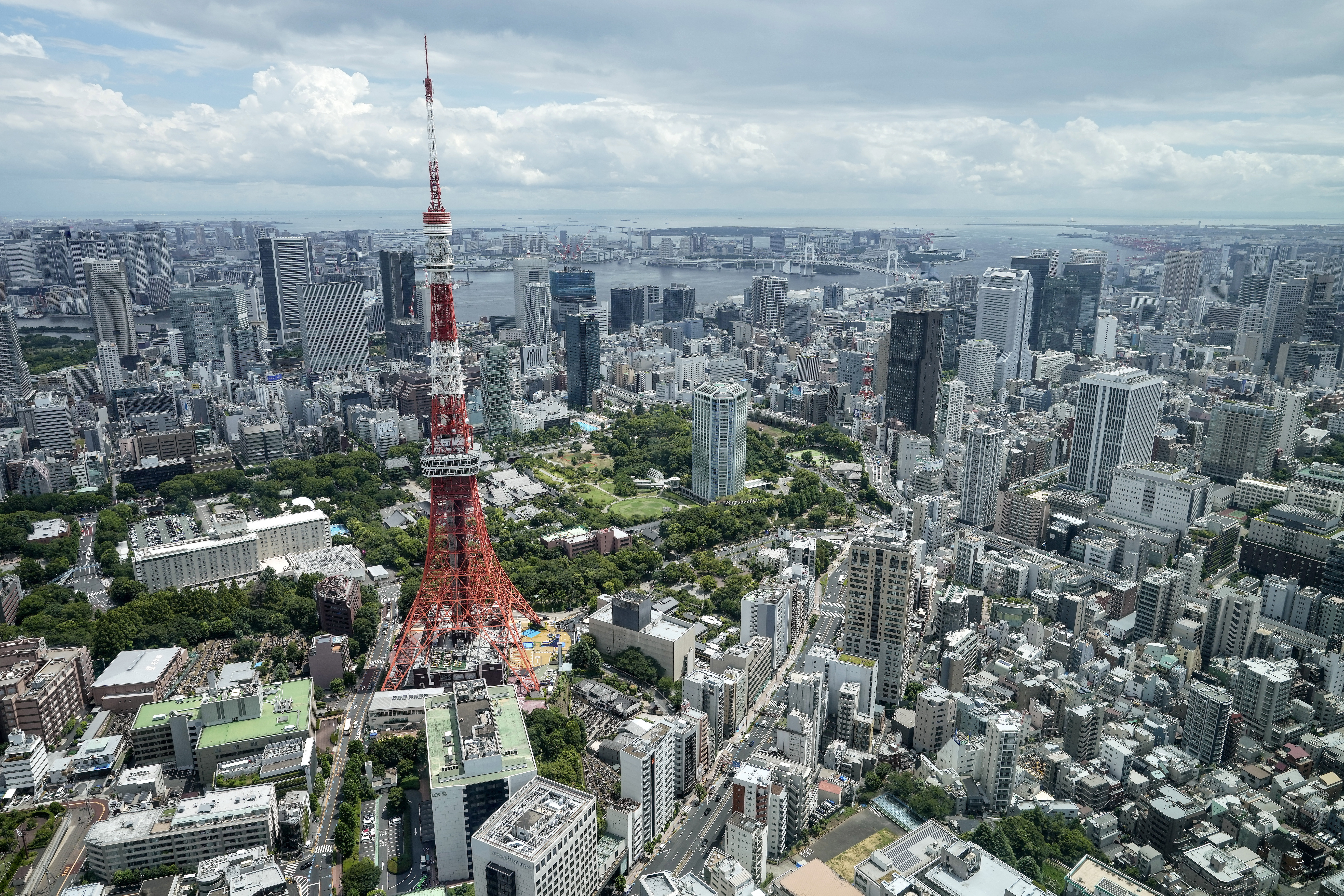 Tokyo (Japan), 08/08/2023.- A view from the 52nd floor of Japan's tallest building, Mori JP Tower, with the Tokyo Tower in Tokyo, Japan, 08 August 2023. Japanese developer Mori Building Co. announced on 08 August that the construction of Azabudai Hills, a complex containing Mori JP Tower, has been completed with its opening scheduled for 24 November 2023. (Japón, Tokio) EFE/EPA/KIMIMASA MAYAMA