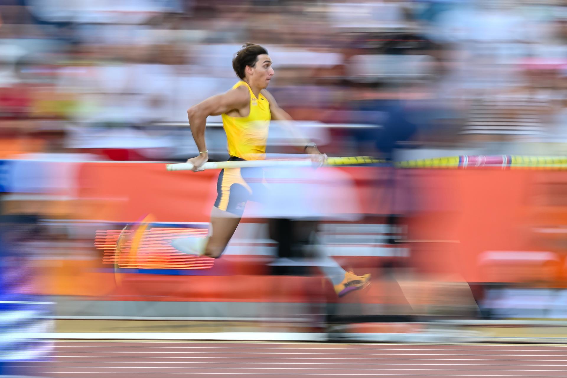 Armand Duplantis volvió a romper el récord mundial del salto de pértiga