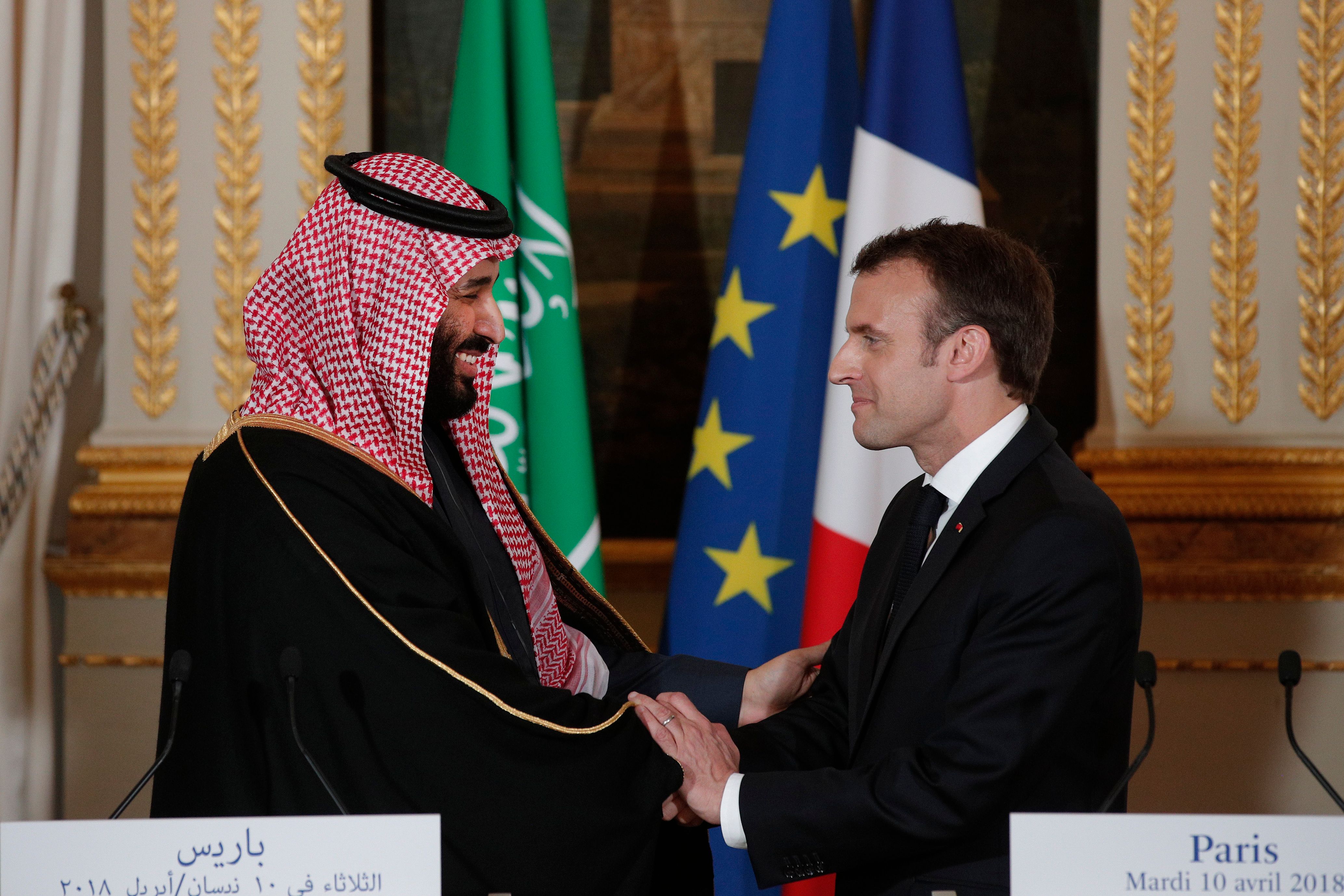 EL príncipe de Arabia Saudita, Mohammed bin Salman, saluda al presidente de Francia Emmanuel Macron en su visita a París. / AFP
