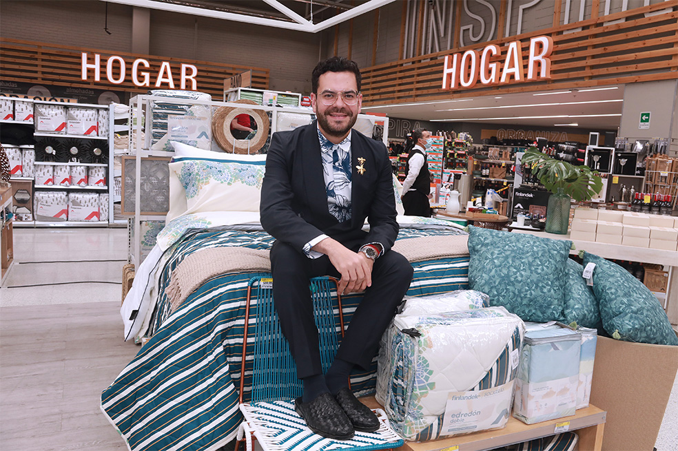 Josefina
Juan Pablo Socarras diseñador de modas, incursiona en el diseño industrial y lanza su colección Josefina de vajillas y sobre camas junto con Almacenes el EXITO