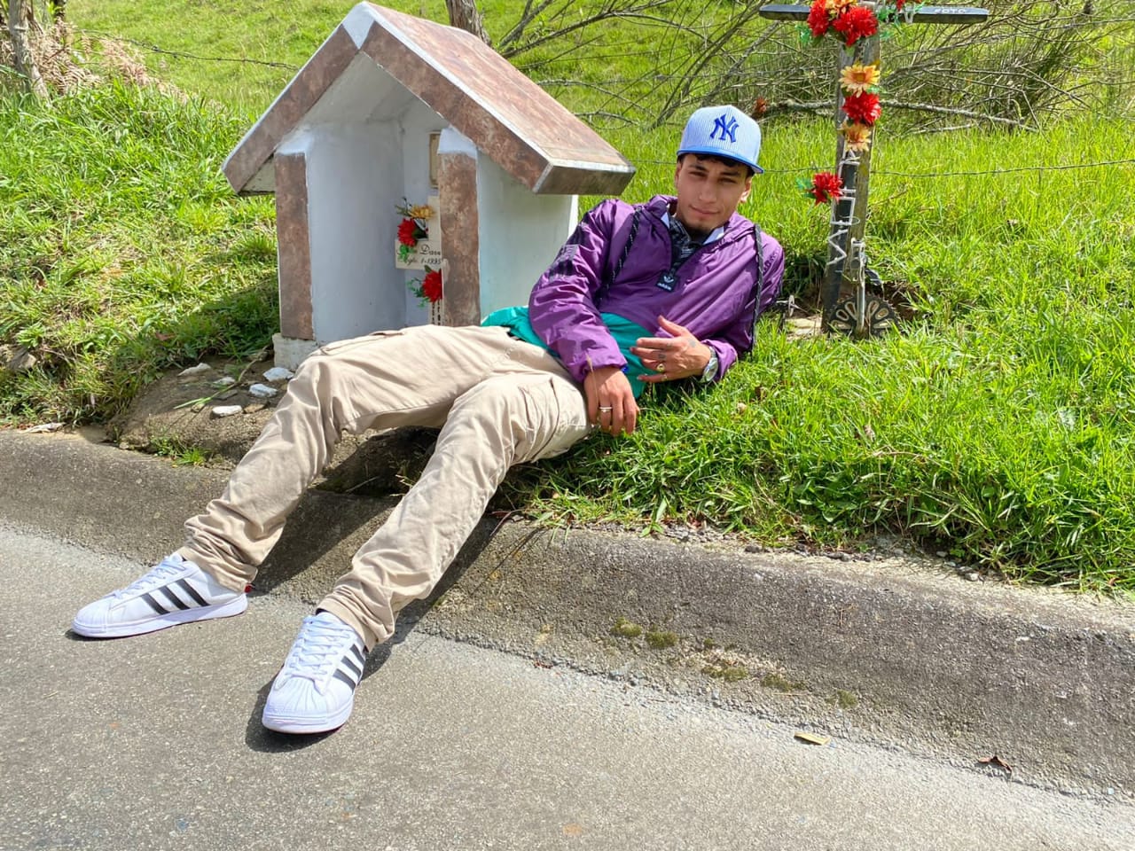 Una de las fotos que Andrés Castañeda pidió que le tomaran en una carretera cercana a Mina vieja, la vereda en la que vive. Son "calvarios" que recuerdan la muerte de dos de sus amigos.