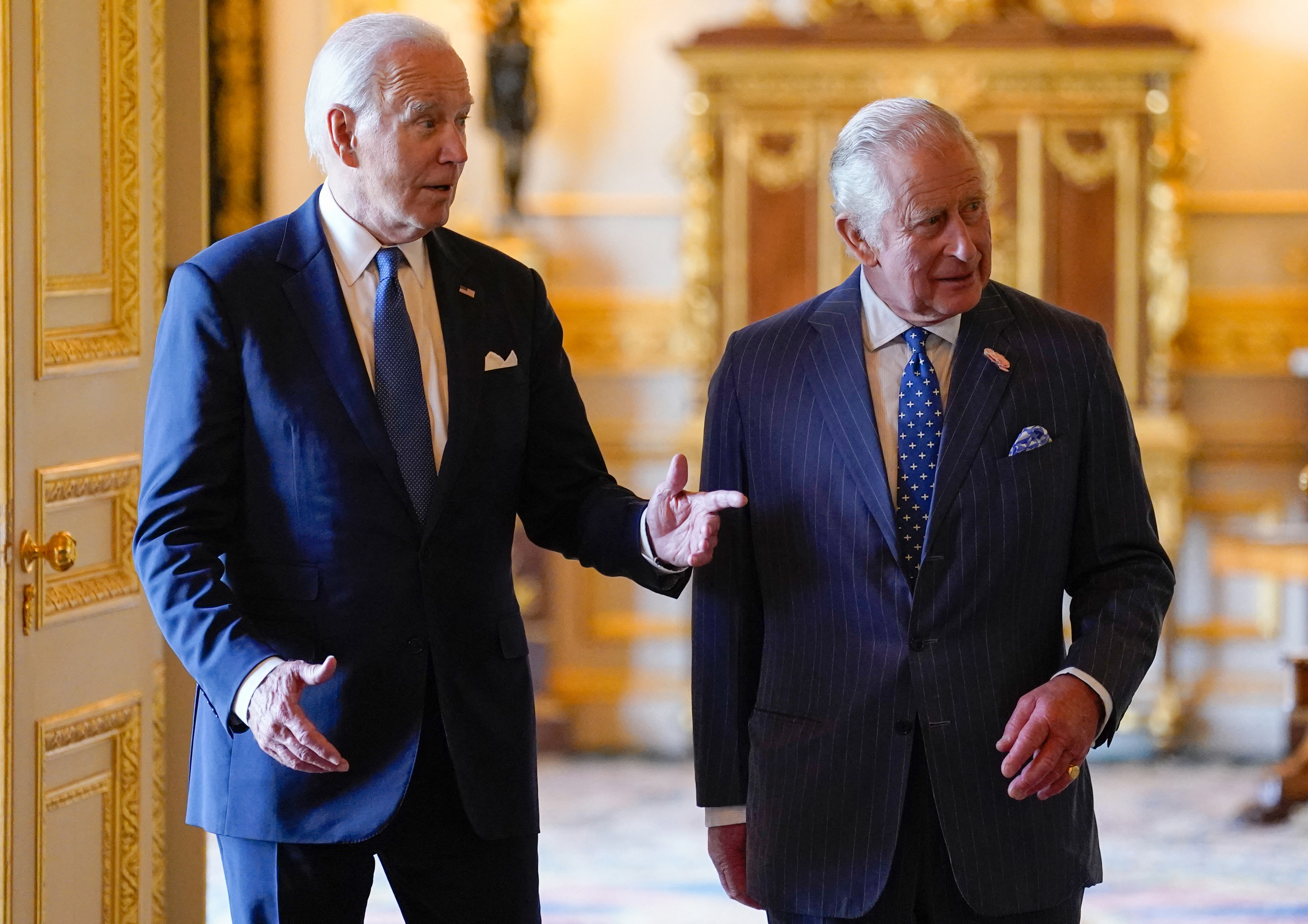 Al rey Carlos III parece no haberle importado esta supuesta violación del protocolo por parte del presidente Joe Biden.