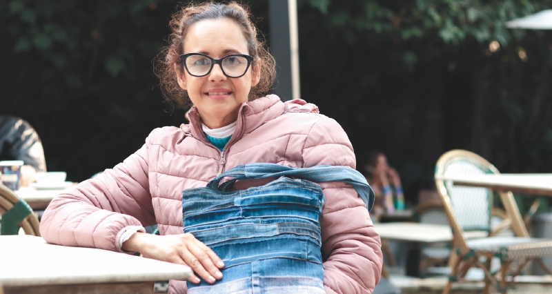 Carmen Peñuela, en la feria dentro del restaurante Harry Sasson, con una cartera que ella misma elaboró a partir de retazos de jean. 