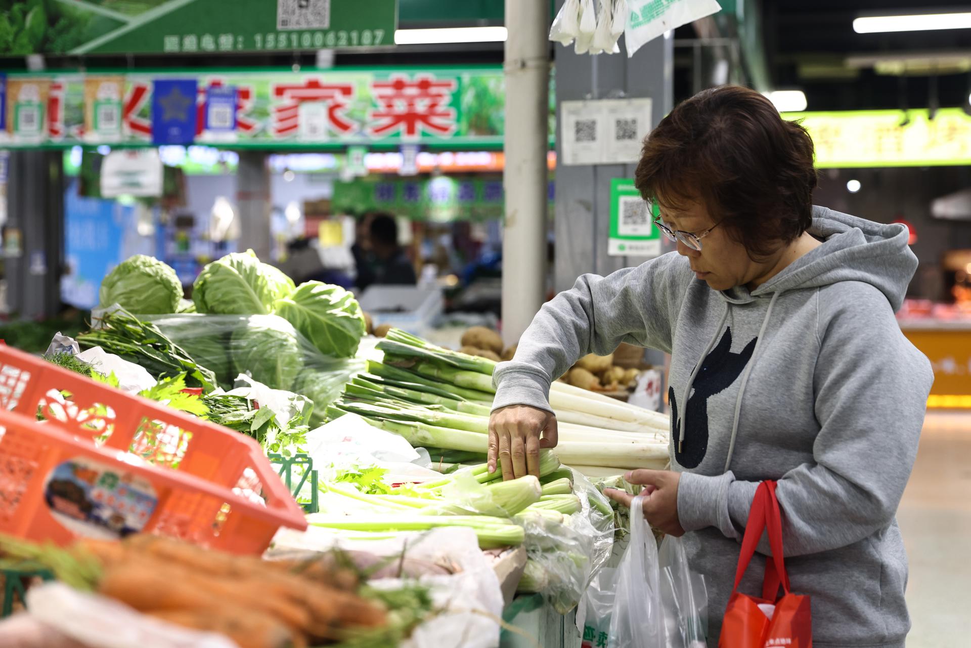 BEIJING (China), 15/10/2025.- Customers shopping in a market in Beijing, China, 15 October 2025. According to the report on 15 October by National Bureau of Statistics, China's Consumer Price Index (CPI), which is a main gauge of inflation, dropped by 0.3 percent year on year in September 2025. EFE/EPA/WU HAO