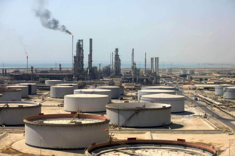 OPEP acuerda nuevos recortes de producción petrolera por frágil demanda