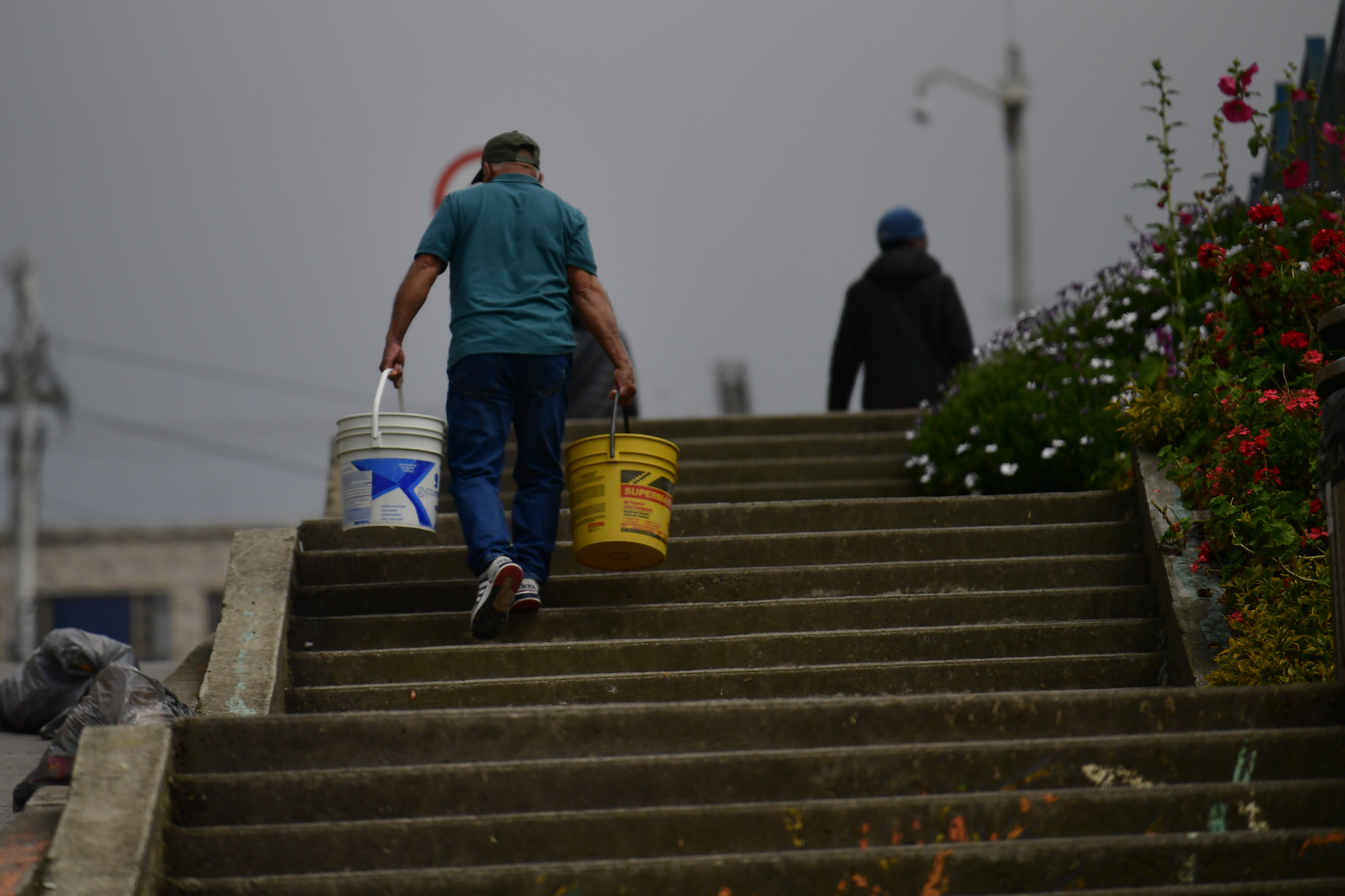 Gente corriendo detrás de carrotanques y filas extensas de personas que esperan llenar sus ollas y baldes de agua se han vuelto panorama en distintos barrios de la localidad de Usme que se han visto afectadas por un daño imprevisto en la línea que lleva el agua a la Planta El Dorado.