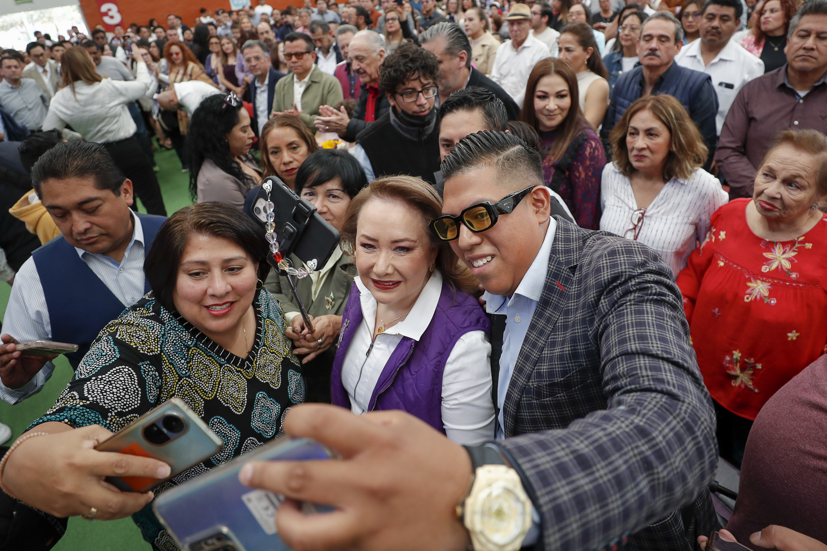 MEX8149. ECATEPEC (MÉXICO), 30/03/2025.- La ministra de la Suprema Corte de Justicia de la Nación, Yasmín Esquivel (c) participa en un acto de campaña este domingo, en el municipio de Ecatepec, en el Estado de México (México). Un total de 3.422 candidatos federales comenzaron este domingo la inédita campaña para la primera elección popular del Poder Judicial de México, el 1 de junio, cuando casi 100 millones de votantes pueden escoger 881 cargos, incluyendo la Suprema Corte de Justicia de la Nación (SCJN). EFE/ Isaac Esquivel