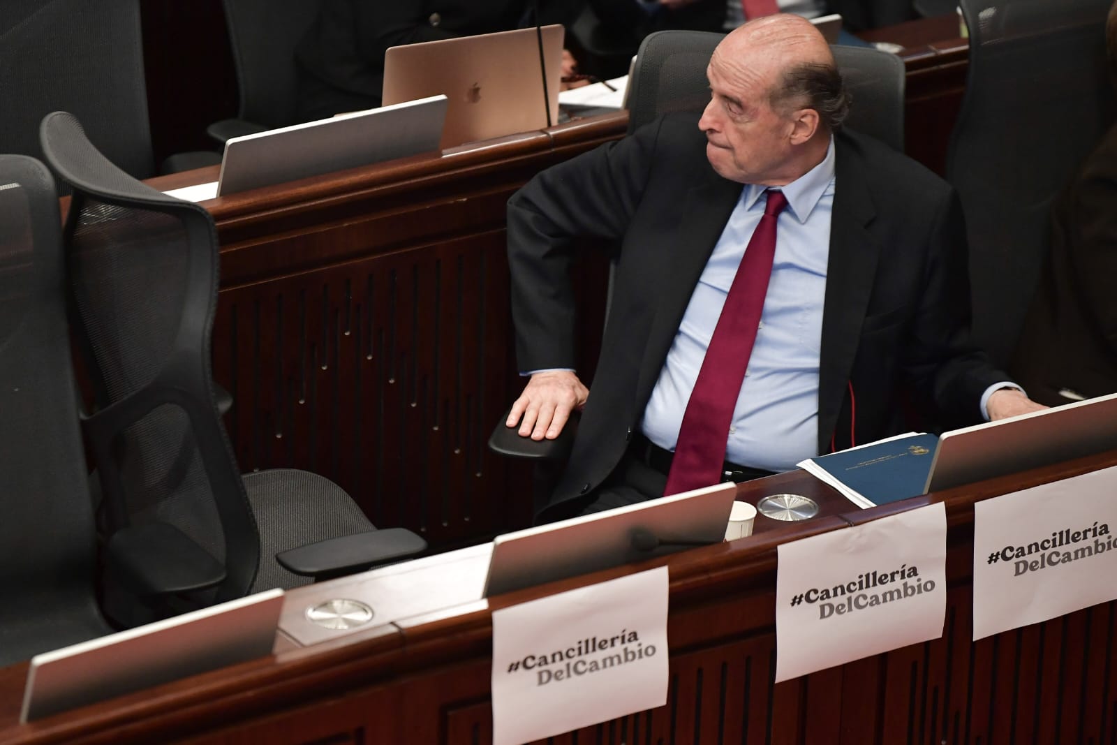 Dentro del recinto se llevaba a cabo el debate de moción de censura al canciller Álvaro Leyva, al que fue citado luego de no asistir a nueve llamados de control político en el Congreso. Mientras la protesta sucedía a las puertas del salón, el funcionario permaneció inerme en su silla.