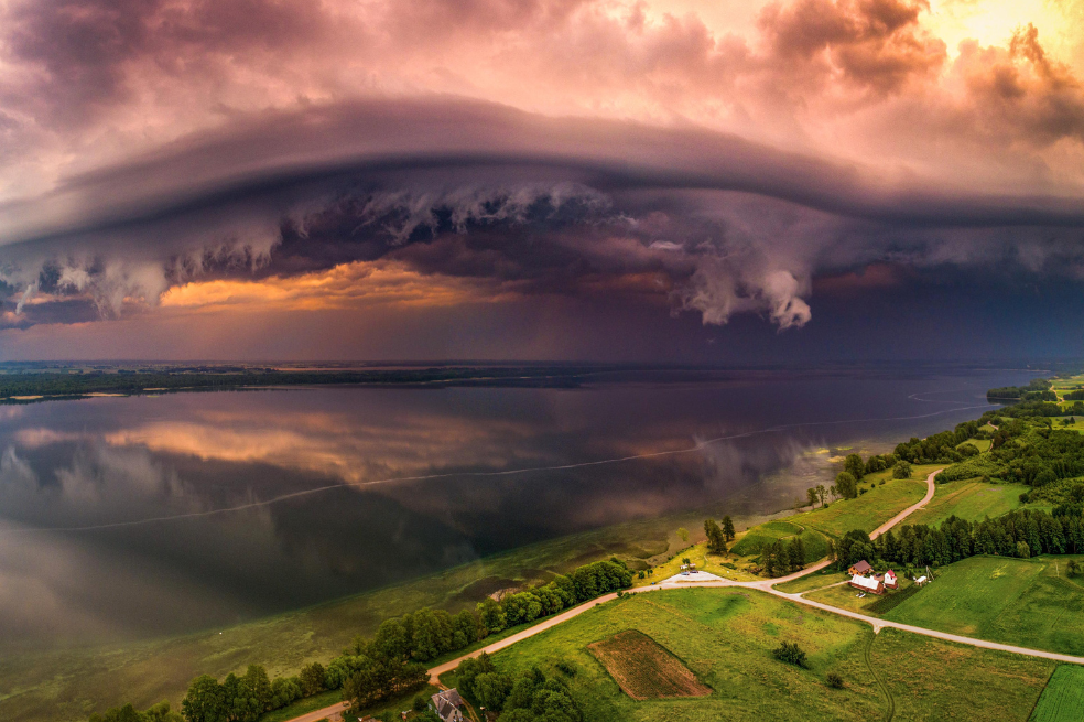 Umbral de tormenta de Marius Kunigiskis fue tomada en el Lago Dusia, en Lituania.