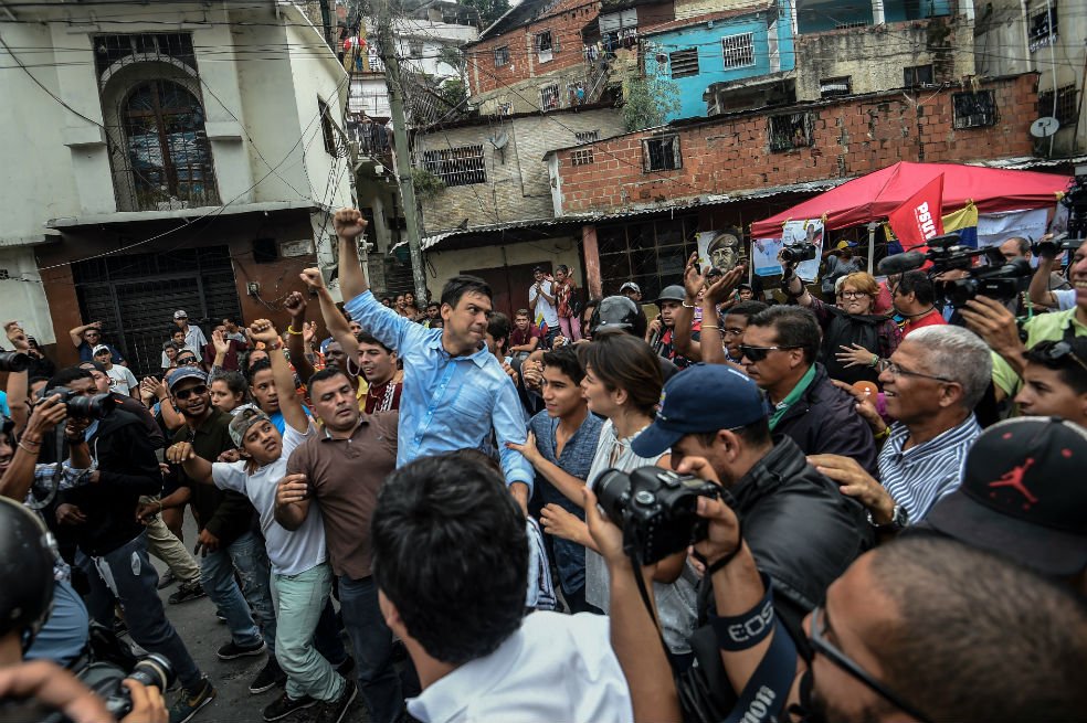 El candidato Carlos Ocariz denuncia que lo agredieron con piedras antes de votar