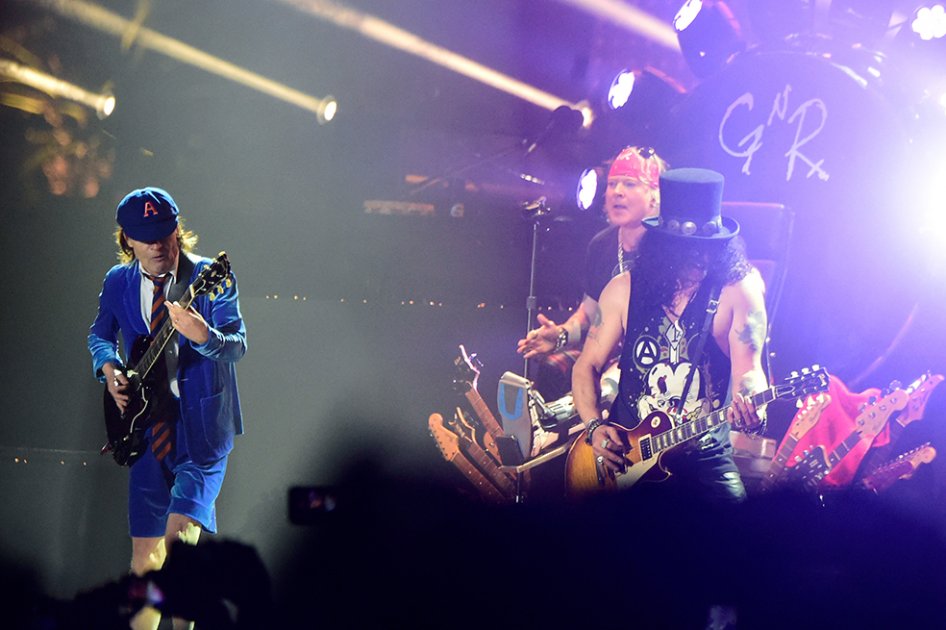 Guns N' Roses toca con Angus Young (de AC/DC) en el Festival Coachella 2016.