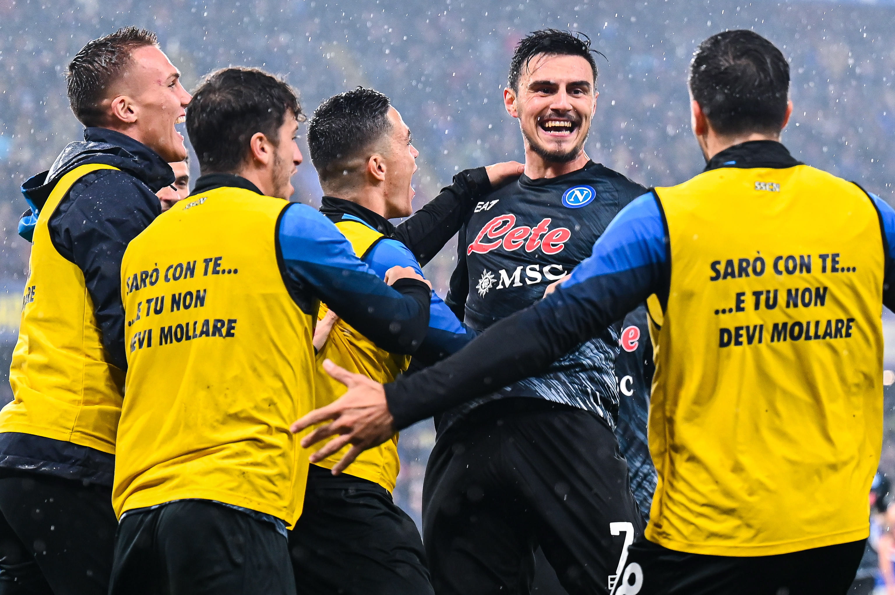 Napoli defendió la ventaja de su liderato con una victoria 2-0 sobre Sampdoria