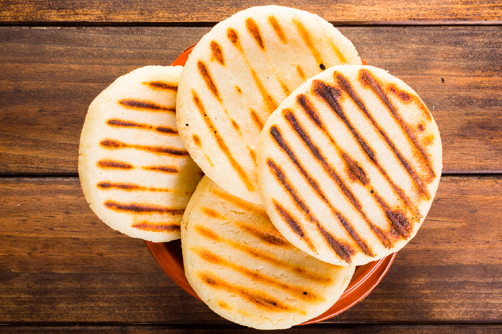 Prepara arepas de yuca, el delicioso sabor colombiano en tu mesa