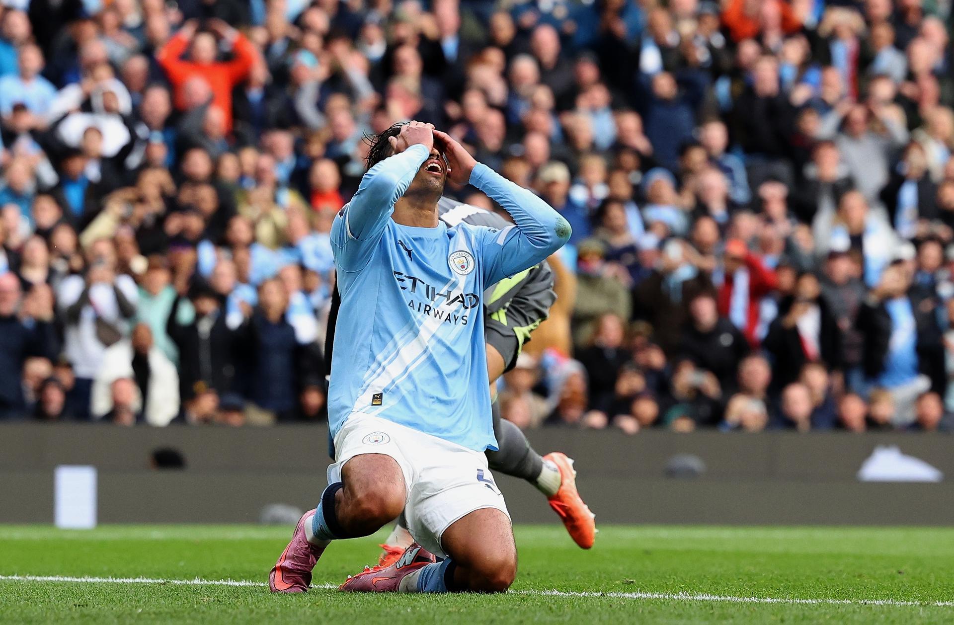 MANCHESTER (United Kingdom), 14/09/2025.- Manchester City's Tijjani Reijnders puts his hands on his head during the English Premier League soccer match between Manchester City and Manchester United, in Manchester, Britain, 14 September 2025. (Reino Unido) EFE/EPA/ADAM VAUGHAN EDITORIAL USE ONLY. No use with unauthorized audio, video, data, fixture lists, club/league logos, 'live' services or NFTs. Online in-match use limited to 120 images, no video emulation. No use in betting, games or single club/league/player publications.