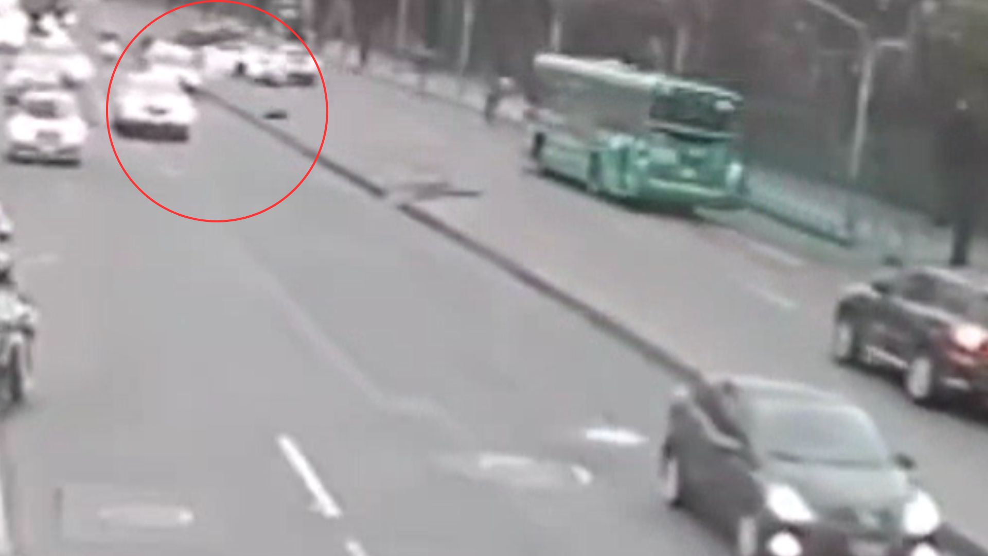Revelan video de choque en la Mutis que dejó dos víctimas: conductor sigue prófugo