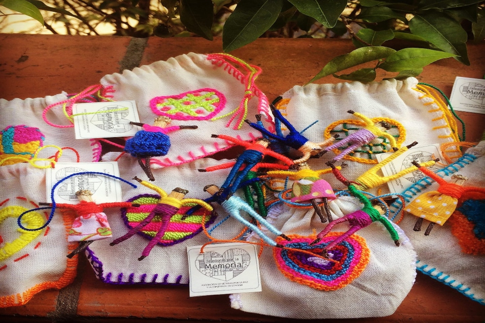 Los quitapesares son originarios de Guatemala. Las mujeres de Sonsón venden estos muñequitos.