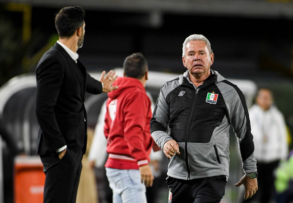 Hernán 'El Arriero' Herrera en medio de una discusión con el técnico uruguayo Jorge Bava. En reiteradas ocasiones, se vio al entrenador de Once Caldas disgustado con el árbitro en el segundo tiempo.