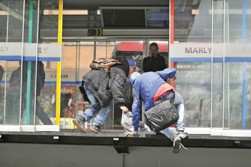 Funcionario de Transmilenio fue agredido por hombre que pretendió colarse